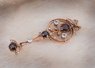 Lot 85 - A Victorian garnet set Bohemian brooch