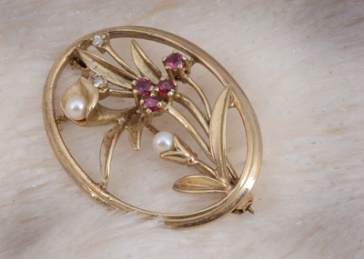 Lot 89 - A 9ct gold oval pierced brooch