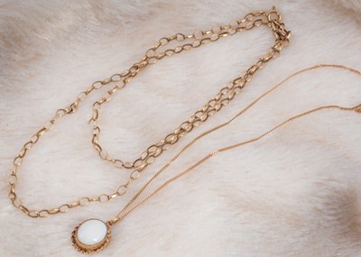 Lot 91 - A precious opal 9ct gold pendant and chain
