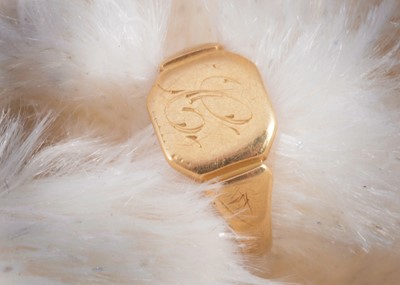 Lot 94 - An 18ct gold signet ring