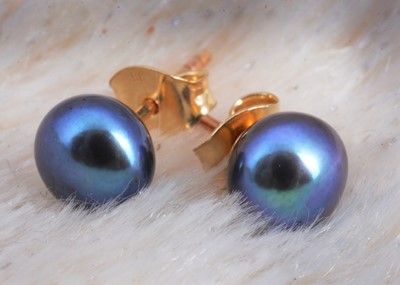 Lot 101 - A pair of black pearl stud earrings
