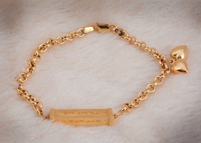 Lot 103 - A 9ct gold heart and baton bracelet