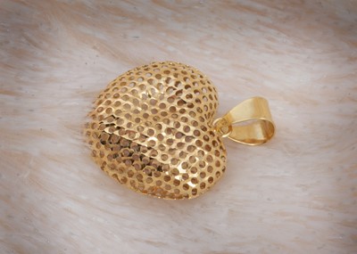 Lot 104 - A 9ct gold heart pendant