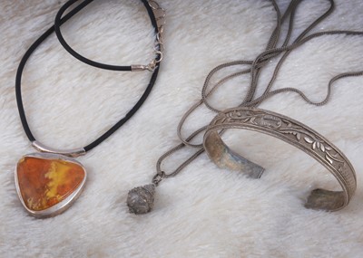 Lot 113 - A small collection of silver jewellery