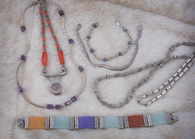 Lot 114 - A hardstone and white metal mounted bracelet