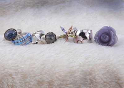 Lot 115 - Seven white metal rings