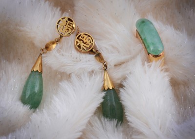 Lot 121 - An 18k marked jadeite jade dress ring