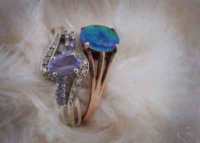 Lot 123 - Two 9ct gold dress rings