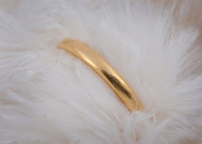 Lot 133 - A 22ct gold wedding band