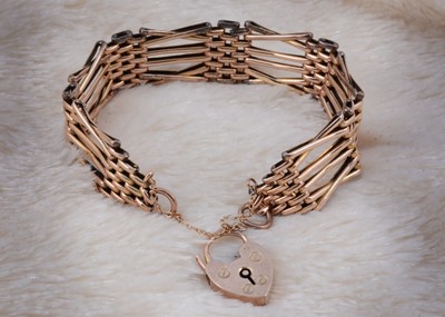 Lot 137 - A 9ct gold gate link bracelet