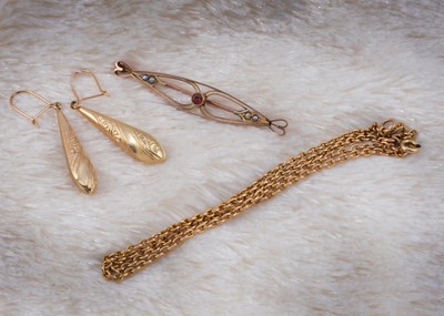 Lot 141 - A 9ct gold garnet and seed pearl openwork oval brooch