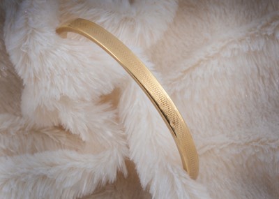 Lot 143 - A 15ct gold engine turned arm bangle