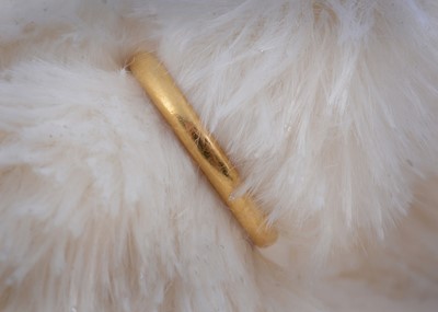 Lot 145 - A 22ct gold wedding band