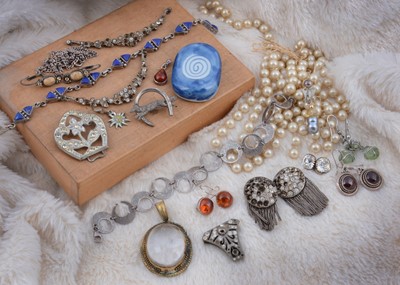 Lot 148 - A mixed lot of costume jewellery
