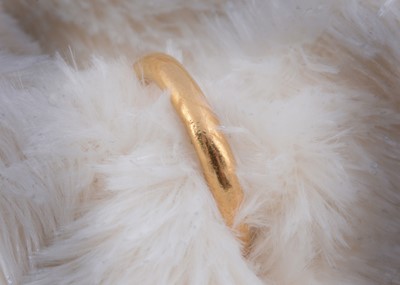 Lot 153 - A 22ct gold round shaped wedding band