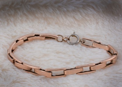 Lot 154 - A 9ct gold expanding watch bracelet with spring loaded links
