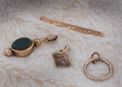 Lot 155 - A 9ct gold safety pin bar brooch