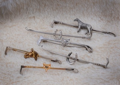 Lot 157 - A collection of hunting bar brooches and pins