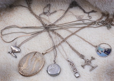 Lot 165 - A silver locket and chain