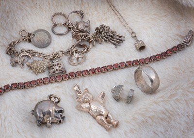 Lot 170 - A collection of silver jewellery