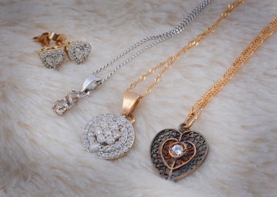 Lot 173 - A collection of modern gold necklaces and pendants