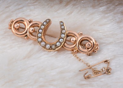 Lot 181 - An Edwardian 9ct gold horseshoe bar brooch