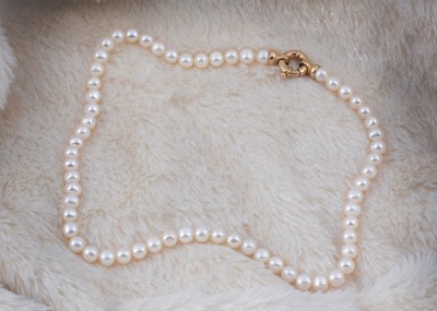 Lot 192 - A string of cultured pearls