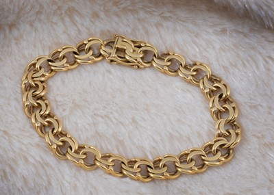 Lot 194 - An 18ct gold flattened multi link bracelet