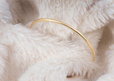 Lot 196 - An 18ct gold bangle