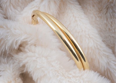 Lot 197 - A 14ct gold hinged bangle