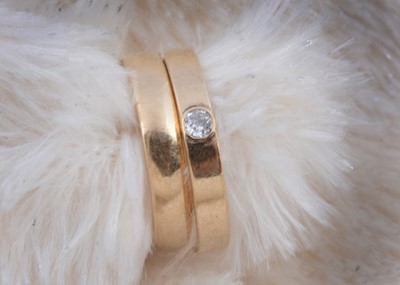 Lot 202 - Two 9ct gold wedding bands