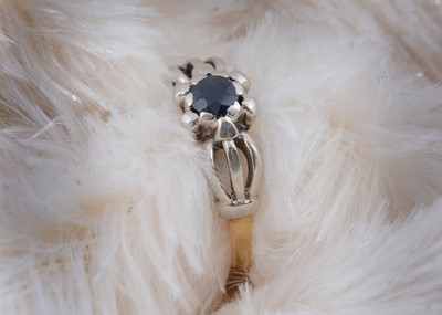 Lot 203 - An 18ct gold sapphire dress ring
