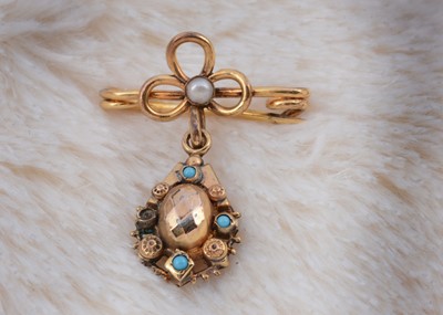 Lot 205 - A gilt metal bow bar brooch
