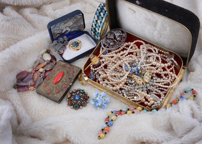 Lot 212 - A collection of bangles