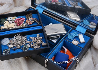 Lot 228 - A collection of silver jewellery