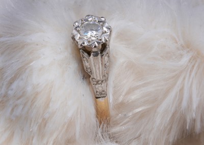 Lot 233 - An 18ct gold and platinum set diamond solitaire