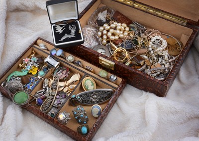 Lot 241 - A good collection of costume jewels