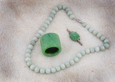 Lot 244 - A Chinese jadeite jade archers ring