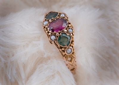 Lot 246 - A 15ct gold 'Elizabethan' style gem set paste ring