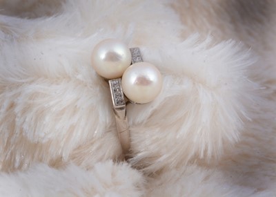 Lot 255 - A 14k marked cultured pearl crossover dress ring