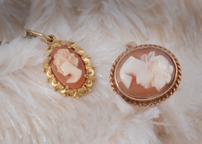 Lot 260 - A 9ct gold carved shell cameo dress ring