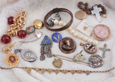 Lot 263 - A collection of late 19th and 20th century costume and other jewels
