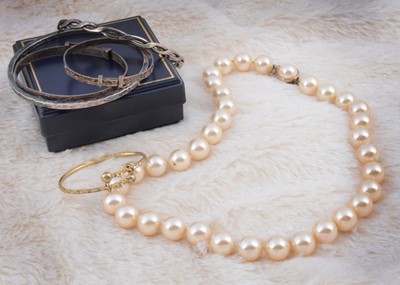 Lot 269 - A collection of costume jewels