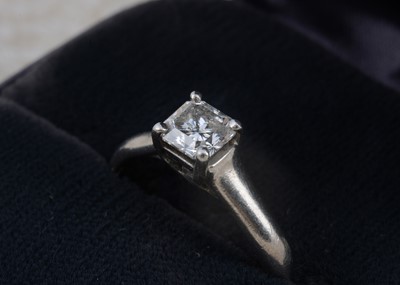 Lot 273 - A Tiffany & Co diamond platinum set solitaire
