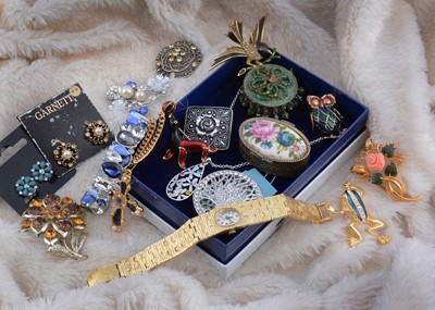 Lot 275 - A collection of costume brooches