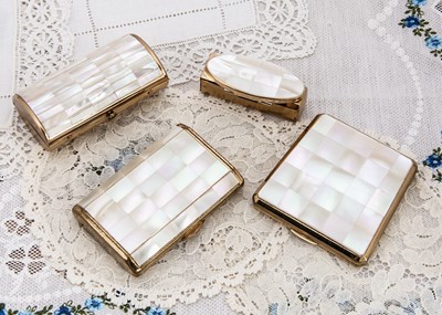 Lot 280 - A collection of vintage mother of pearl compacts