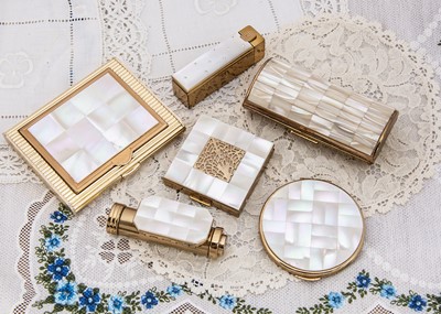 Lot 282 - A collection of six mother of pearl compacts
