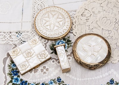Lot 285 - A collection of mother of pearl compacts