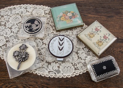 Lot 289 - Art Deco and later plastic compacts