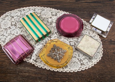 Lot 290 - 1940s and later plastic compacts